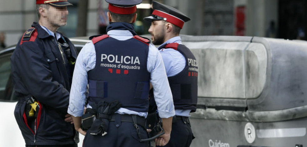 Encuentran un torso en un una maleta dentro de un contenedor del centro de Barcelona
