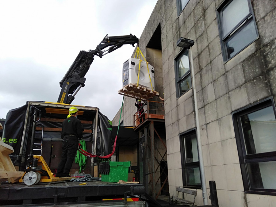 Avanzan a buen ritmo las obras de instalación del nuevo TAC del hospital de Cee