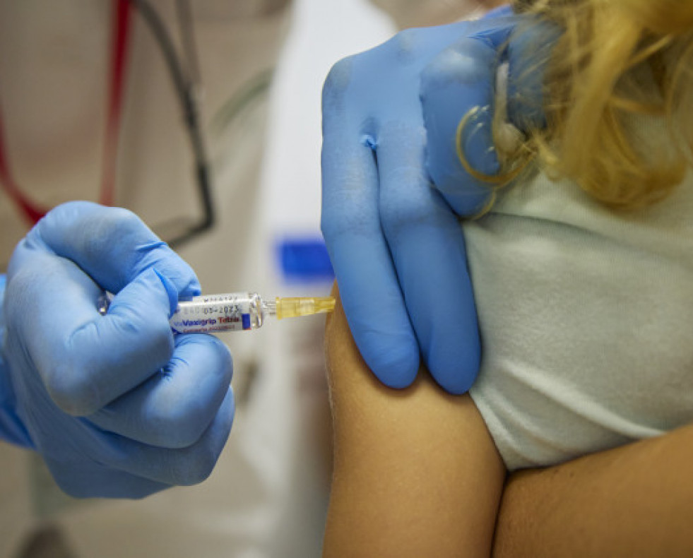 EuropaPress 4752386 detalle jeringa donde le van inyectar vacuna gripe vacunacion menores anos gripe