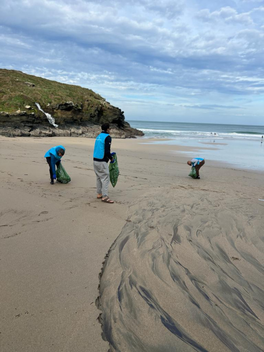 Recogen más de 70 kilos de microplásticos en la playa de San Miro