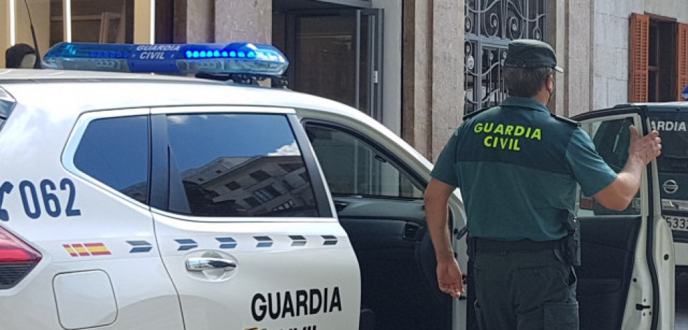 Detenido por quintuplicar la tasa de alcoholemia e impactar contra la terraza de un bar en Malpica