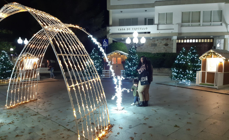 Ponteceso inaugura un Belén solidario en A Trabe con figuras de olería de Buño