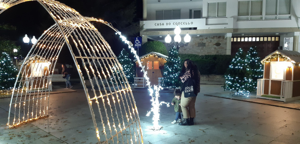 Ponteceso inaugura un Belén solidario en A Trabe con figuras de olería de Buño