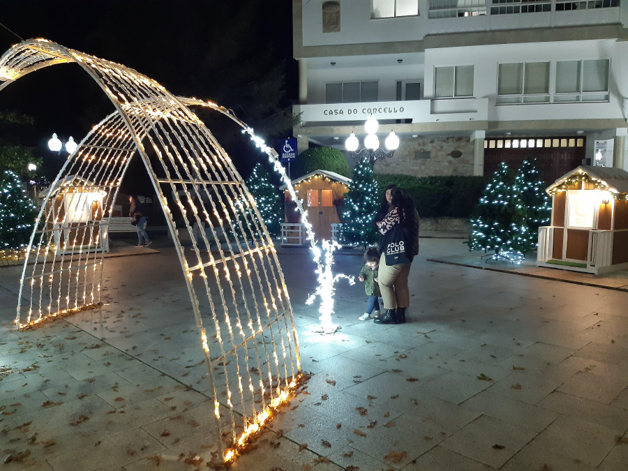 Ponteceso inaugura un Belén solidario en A Trabe con figuras de olería de Buño