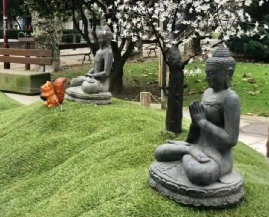 Figuras de Buda, adornos de Navidad y referencias cristianas