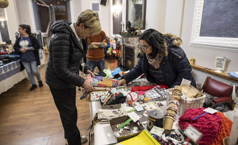 Mercadillo solidario en el Casino de Carballo