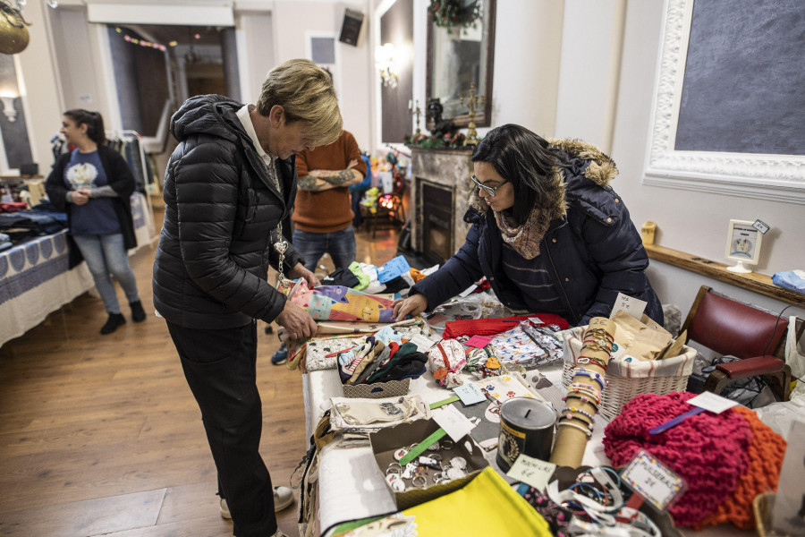 Mercadillo solidario en el Casino de Carballo