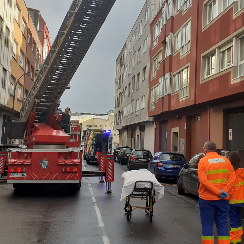 Los bomberos sacan por la ventana a un carballés que necesitaba acudir al hospital
