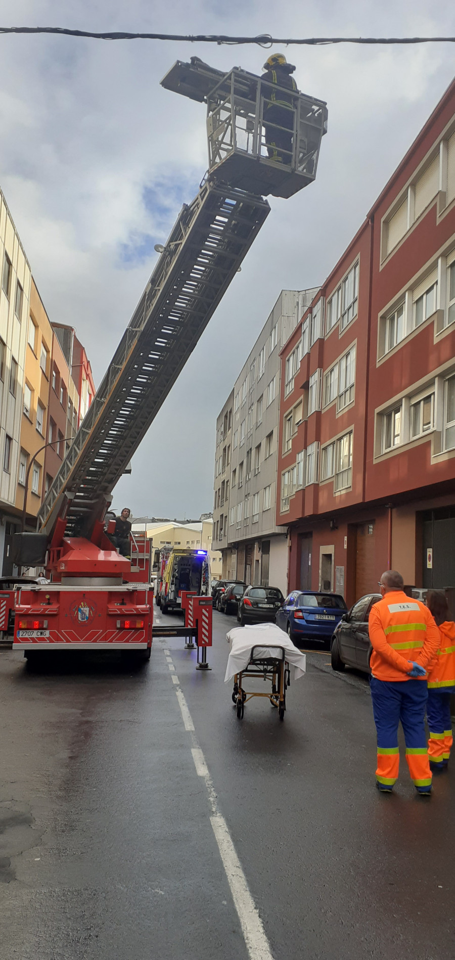 Los bomberos sacan por la ventana a un carballés que necesitaba acudir al hospital