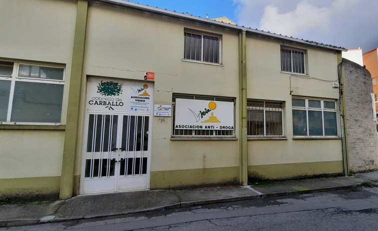 La asociación Vieiro retorna a su sede de la calle Xazmíns de Carballo