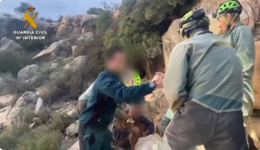 La Guardia Civil rescata a una perra atrapada desde el domingo en una cueva