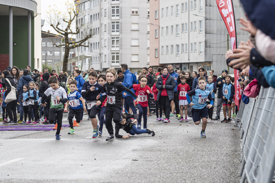 El VI Nada e Corre reúne en Carballo a más de 150 pequeños deportistas
