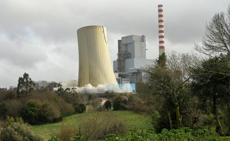 Una demolición controlada reduce a escombros la torre de refrigeración de la central de Meirama