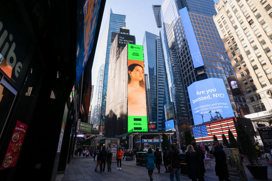 La artista Antía Muíño, en el Times Square