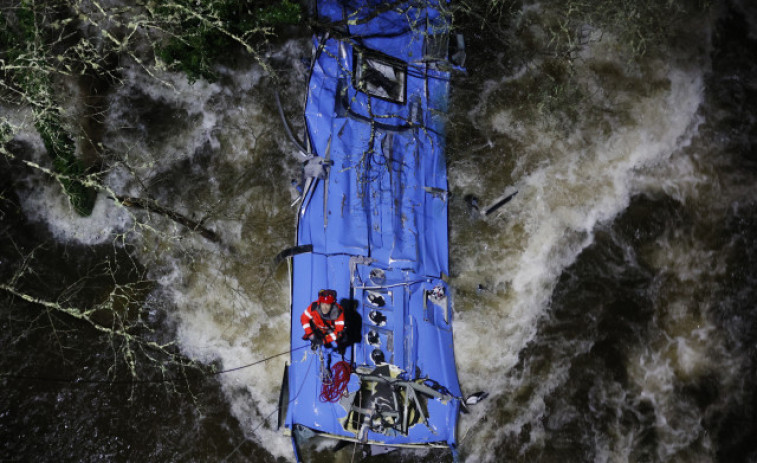 Dos fallecidos y tres desaparecidos tras caer un autobús al río Lérez en Cerdedo-Cotobade