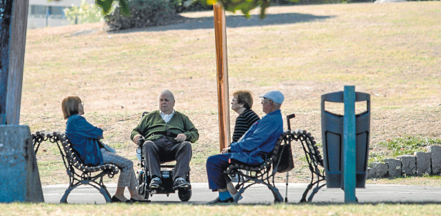 UngrupodejubiladostomaelsolenunparquepblicodeACoruaunaimagenmuyhabitualenunaciudadenlaqueunodecadaci