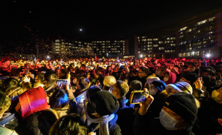 Multitudes chinas celebran el fin de año pese a la mortifera ola de contagios