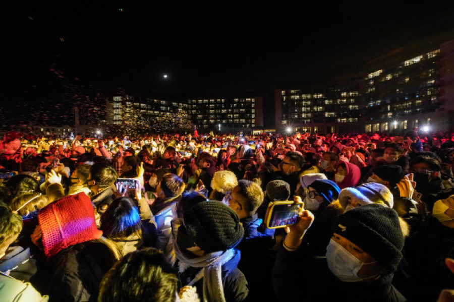 Multitudes chinas celebran el fin de año pese a la mortifera ola de contagios