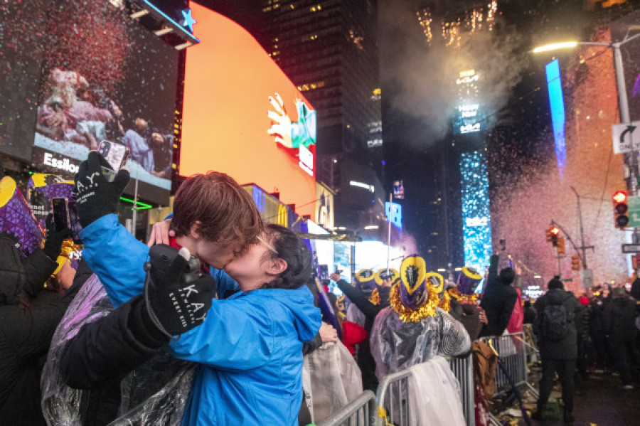 Tres policías heridos en ataque con machete cerca de festejos en Times Square