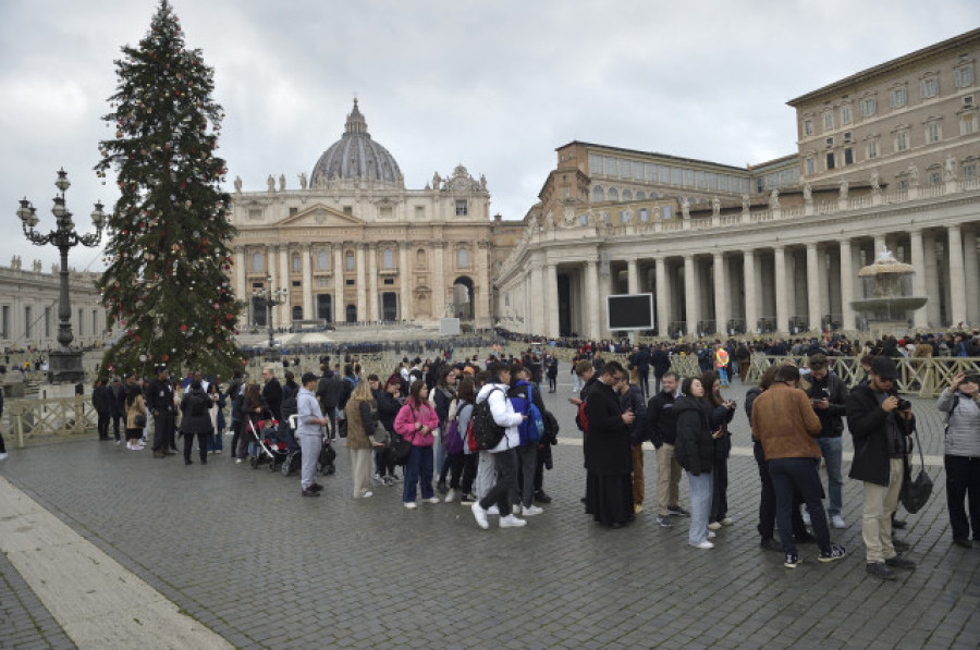 Miles de personas esperan hasta tres horas su turno para rendir un último homenaje a Benedicto XVI antes de su sepultura