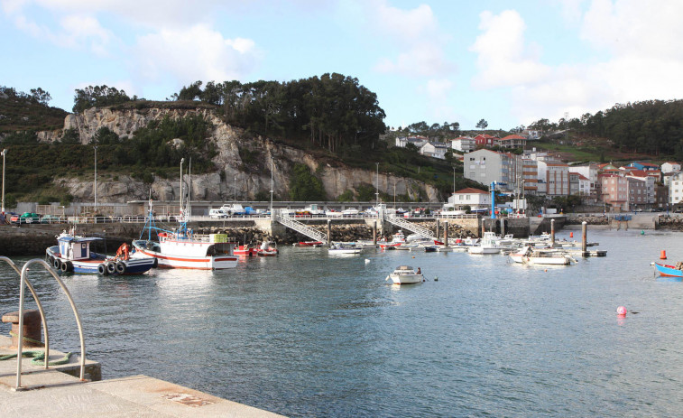 Un velero se da a la fuga tras embestir a un pesquero y dejar herido a su patrón en Corme