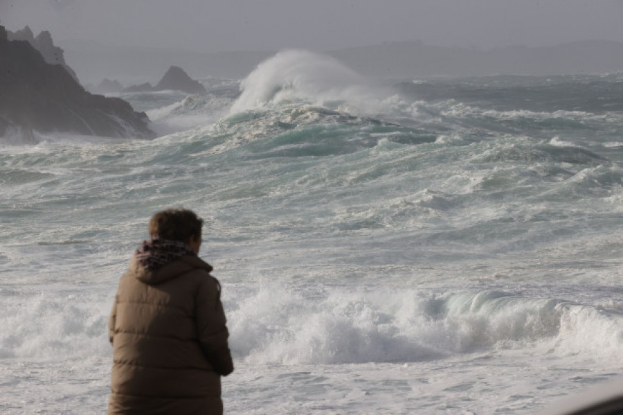 Toda la costa gallega se mantiene este lunes en aviso naranja por temporal