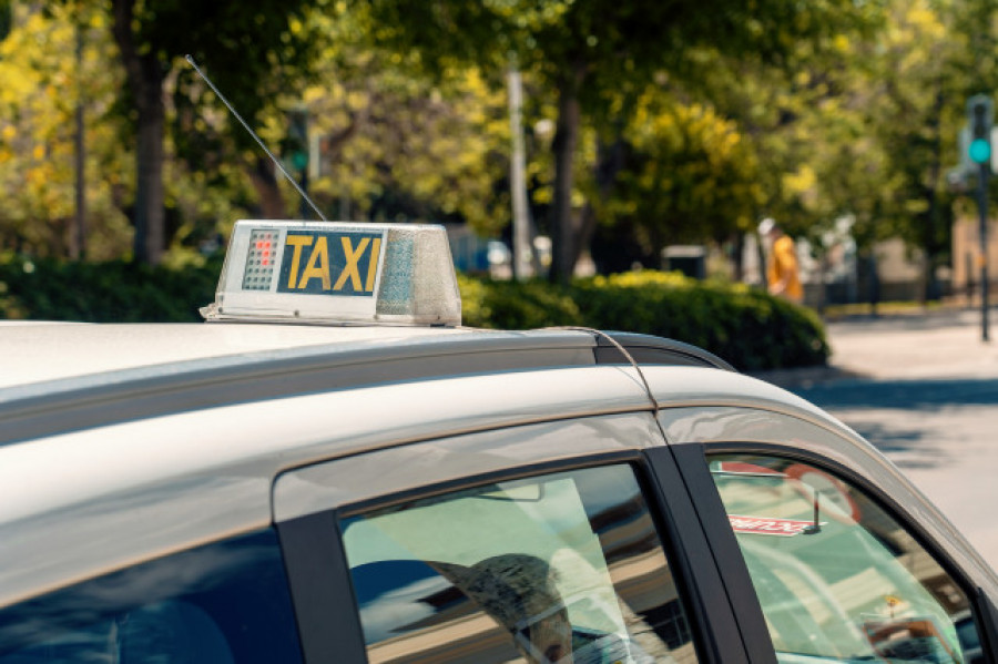 Rebajan un año la condena a un taxista que violó a una clienta en Santiago