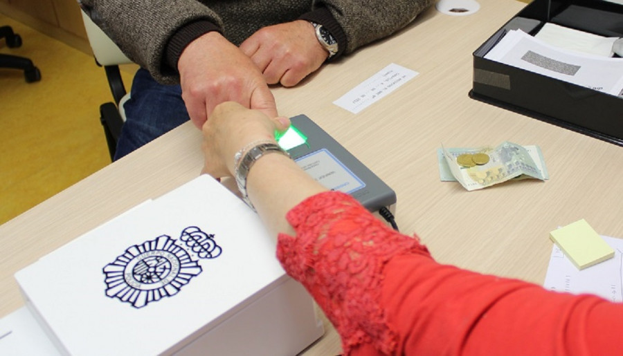 La Policía Nacional batió en 2022 su récord  de tramitación de documentos en Carballo