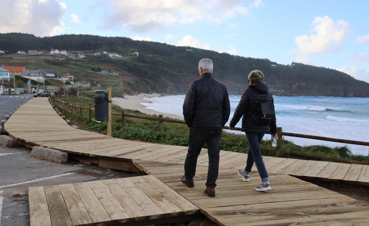 La playa de Razo ya cuenta con nueva pasarela de madera