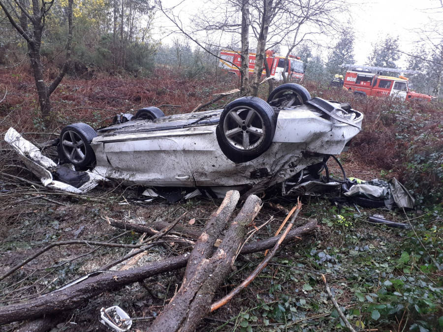 Fallece el conductor de un vehículo que cayó por un terraplén en A Silva, Cerceda