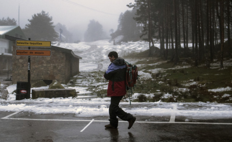Nieve desde 300 metros, olas de ocho metros, viento y lluvia este martes en Galicia