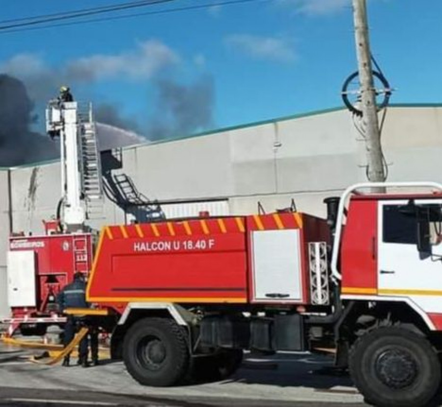 Arden las oficinas de una nave industrial en Santa Comba