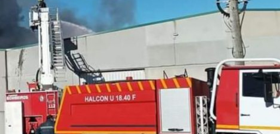 Arden las oficinas de una nave industrial en Santa Comba