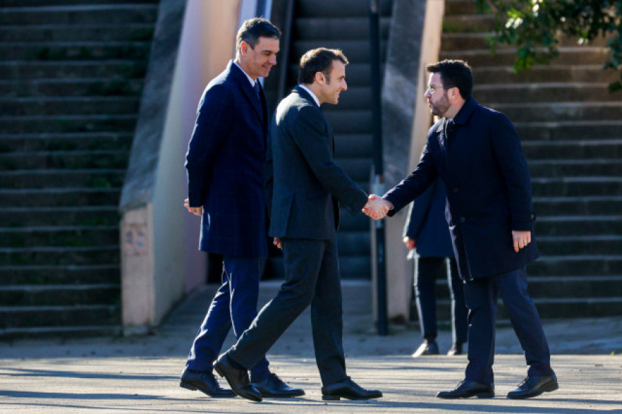 Aragonés abandona la Cumbre hispano-francesa antes de sonar los himnos, tras saludar a Sánchez y Macron
