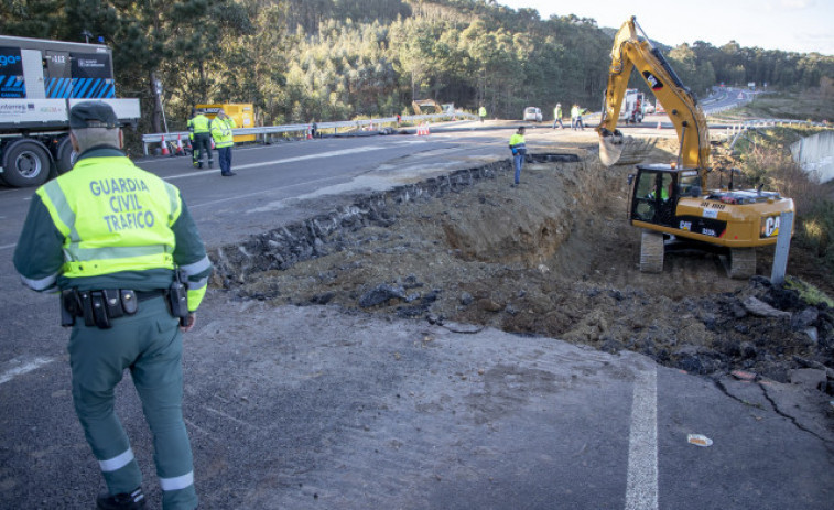 El socavón en la N-642 en Foz obliga a desviar el tráfico por dos itinerarios alternativos