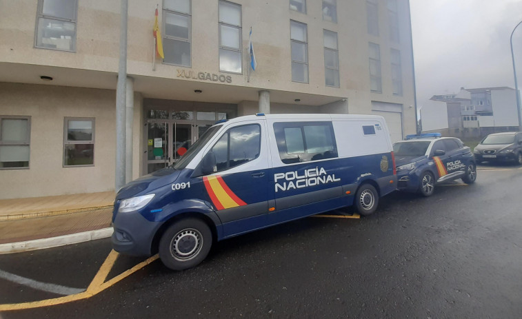 Detienen en Carballo a dos vecinos de Ribadumia que portaban dos kilos de cocaína