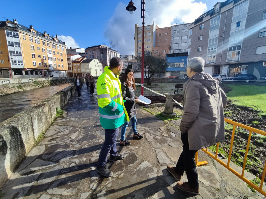 El Concello mejora otras ocho zonas verdes del casco urbano carballés