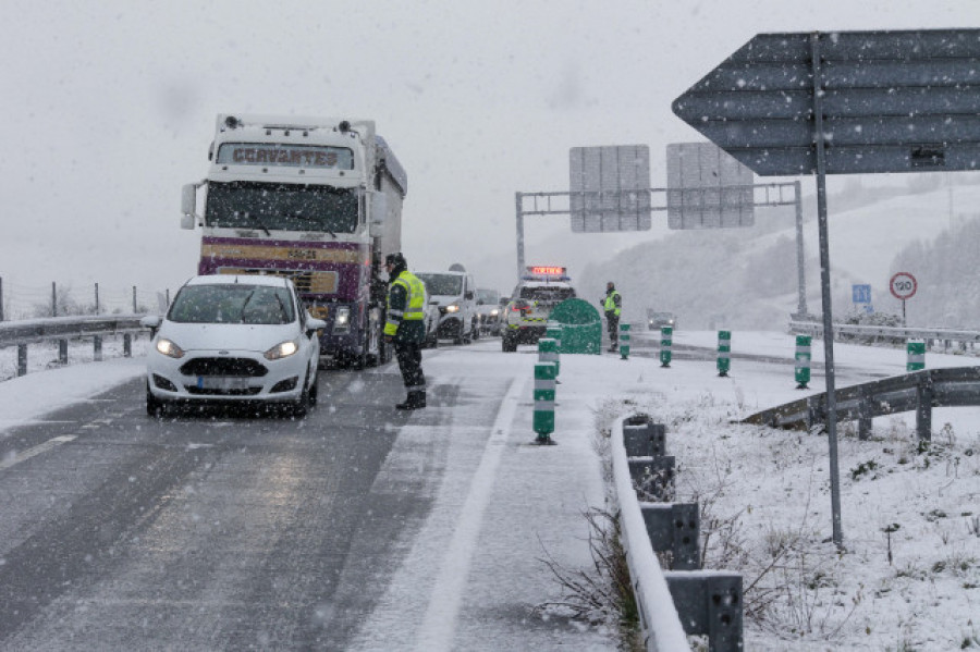Cortan la A-6 en Doncos, en As Nogais, por nevadas y prohibidos los camiones en la autovía en Pedrafita