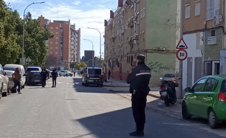 Un hombre se atrinchera en su casa de Huelva y amenaza con explotar una bombona