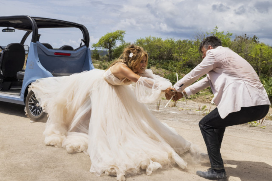 Jennifer López y Jason Duhamel tienen una boda explosiva en "Shotgun Wedding"