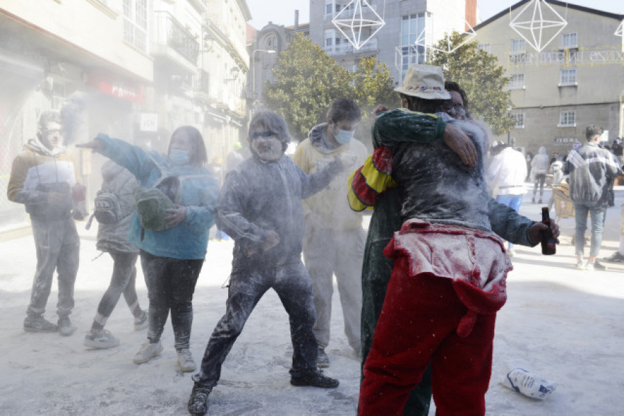Xinzo arranca su carnaval más festivo, con 'batalla' de harina y charangas