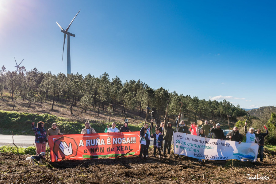 Las plataformas Vendaval y A Ruña se concentran contra los eólicos