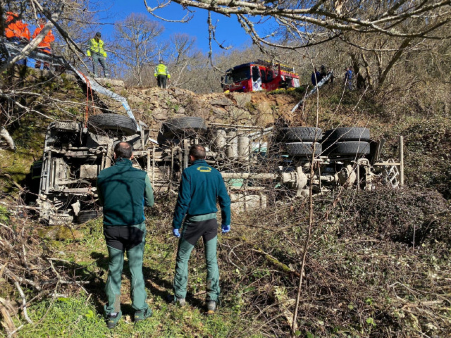 Muere el conductor de un camión hormigonera caído por un desnivel en Manzaneda