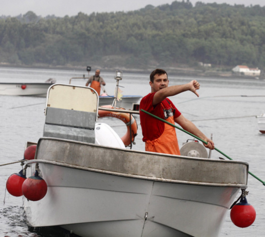 El libre marisqueo se toma un respiro con un paro provisional