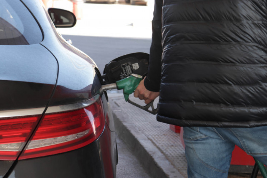 Los carburantes suben ligeramente pero siguen lejos de los máximos de hace un año