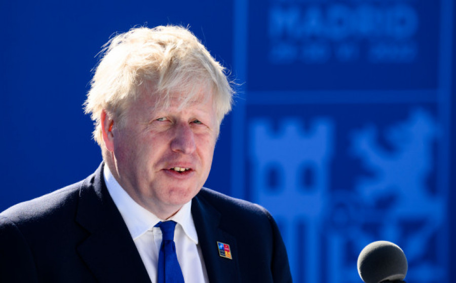 El presidente de la BBC niega un vínculo financiero con Boris Johnson