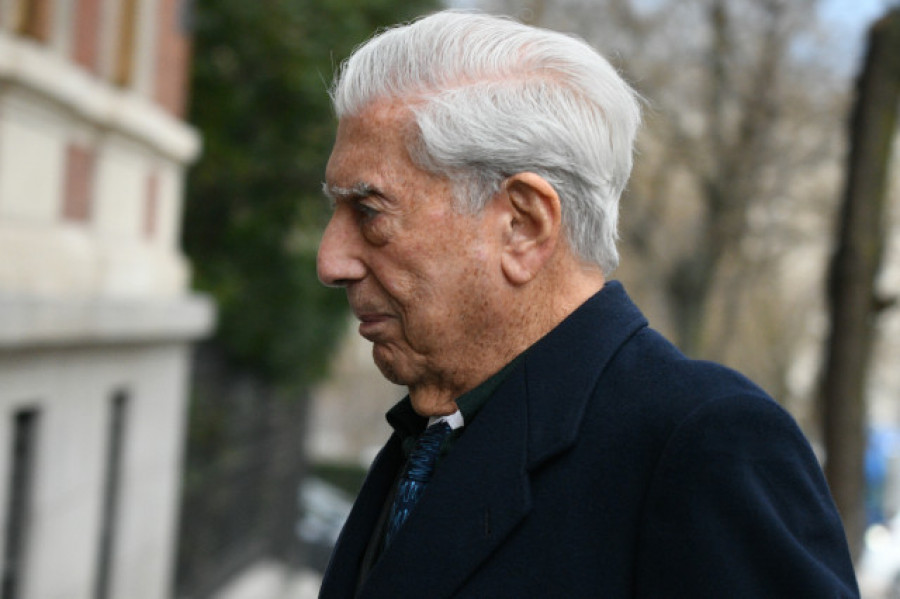 Vargas Llosa, hospitalizado en Madrid por covid