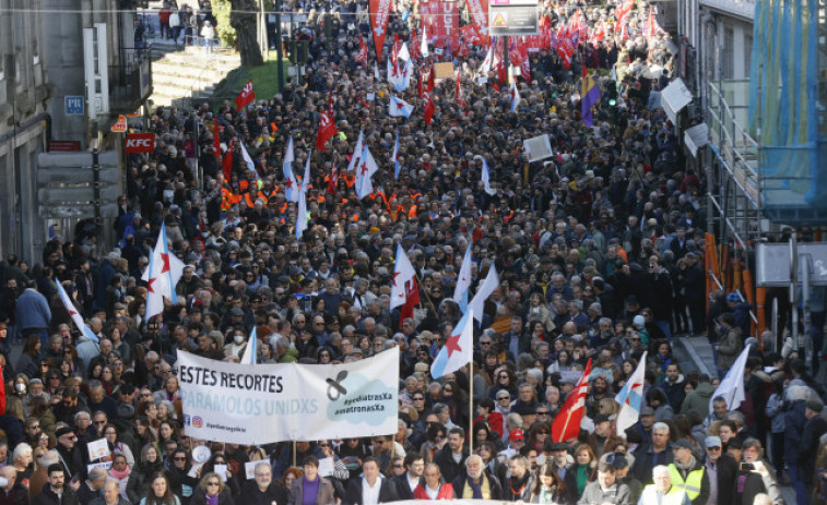 Miles de personas recorren las calles de Santiago en defensa de la sanidad pública