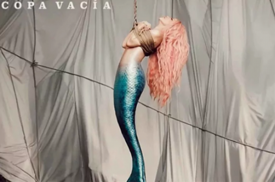 Shakira, una sirena en la portada de su nueva canción "Copa vacía"