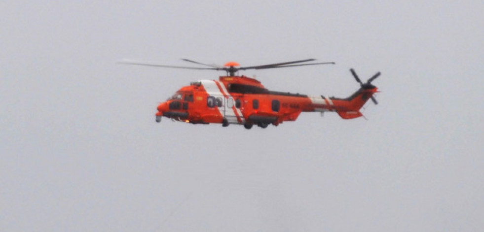 Rescatan a un hombre que cayó al mar mientras pescaba en Camariñas